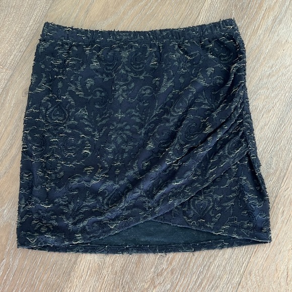 Soft by Joie mini skirt, size small - Picture 7 of 8
